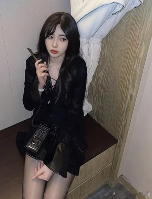 男人撕开美女胸罩狂抓胸