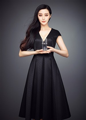 中国女人双拳头交